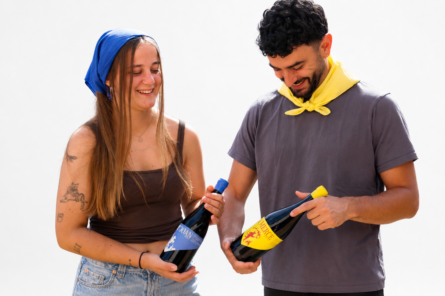 Pareja con pañuelos sosteniendo botellas